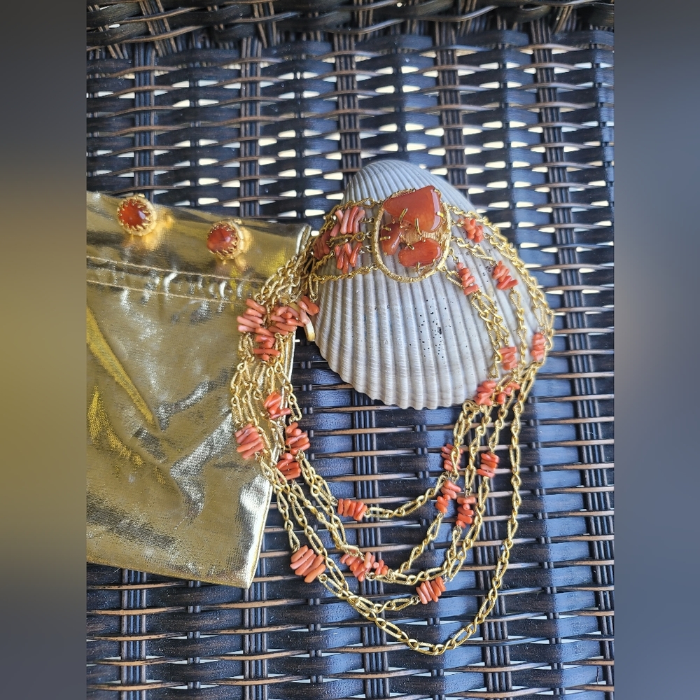 Vintage💥Gold Tone Necklace with Pale Salomon Coral and clip earrings - Picture 3 of 10